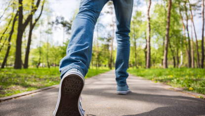 Stap voorwaarts, grote stappen, buiten