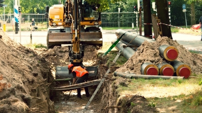 Aanleg groen warmtenet Ede graafmachine