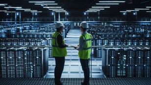 Digitale toekomst, mannen in server ruimte